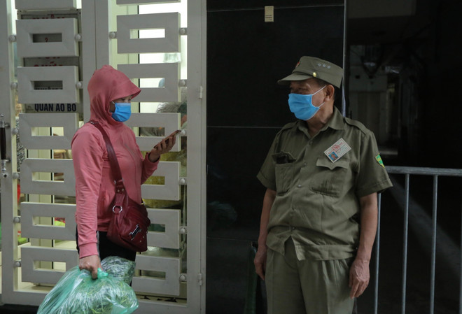 Hà Nội phong tỏa nơi ở của nam bác sỹ dương tính với COVID-19 ảnh 2