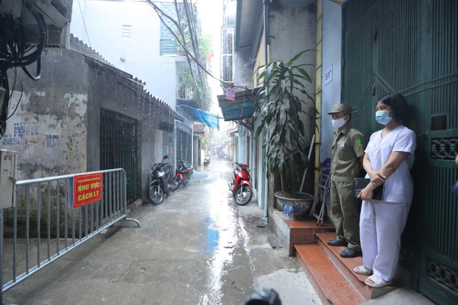 Hà Nội phong tỏa nơi ở của nam bác sỹ dương tính với COVID-19 ảnh 1