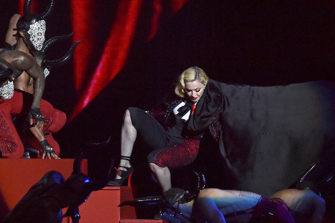 Madonna ngã trên sân khấu khi đang biểu diễn tại Brit Awards ảnh 1