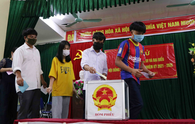 Đồng bào các dân tộc ở vùng biên Lai Châu rộn ràng đi bầu cử. (Ảnh: Nguyễn Văn Oanh/TTXVN) Những hình ảnh đầu tiên tại các điểm bỏ phiếu trên cả nước ảnh 9