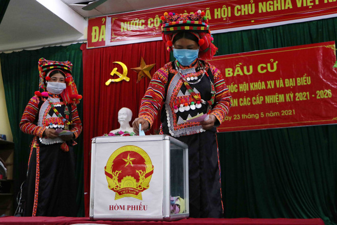 Đồng bào các dân tộc ở vùng biên Lai Châu rộn ràng đi bầu cử. (Ảnh: Nguyễn Văn Oanh/TTXVN) Những hình ảnh đầu tiên tại các điểm bỏ phiếu trên cả nước ảnh 8