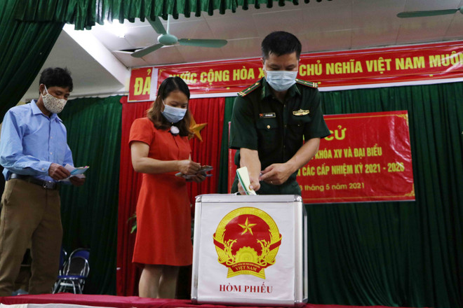 Đồng bào các dân tộc ở vùng biên Lai Châu rộn ràng đi bầu cử. (Ảnh: Nguyễn Văn Oanh/TTXVN) Những hình ảnh đầu tiên tại các điểm bỏ phiếu trên cả nước ảnh 10