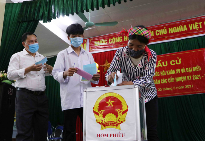 Đồng bào các dân tộc ở vùng biên Lai Châu rộn ràng đi bầu cử. (Ảnh: Nguyễn Văn Oanh/TTXVN) Những hình ảnh đầu tiên tại các điểm bỏ phiếu trên cả nước ảnh 7