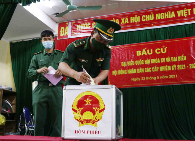 Đồng bào các dân tộc ở vùng biên Lai Châu rộn ràng đi bầu cử. (Ảnh: Nguyễn Văn Oanh/TTXVN) Những hình ảnh đầu tiên tại các điểm bỏ phiếu trên cả nước ảnh 6