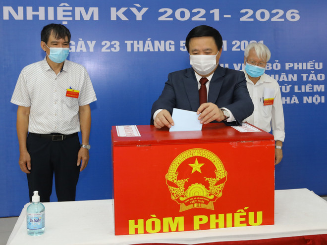 Giám đốc Học viện Chính trị quốc gia Hồ Chí Minh Nguyễn Xuân Thắng bỏ phiếu tại quận Bắc Từ Liêm, Hà Nội. (Ảnh: Nguyễn Điệp/TTXVN) Những hình ảnh đầu tiên tại các điểm bỏ phiếu trên cả nước ảnh 5
