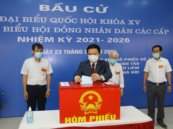 Giám đốc Học viện Chính trị quốc gia Hồ Chí Minh Nguyễn Xuân Thắng bỏ phiếu tại quận Bắc Từ Liêm, Hà Nội. (Ảnh: Nguyễn Điệp/TTXVN) Những hình ảnh đầu tiên tại các điểm bỏ phiếu trên cả nước ảnh 4