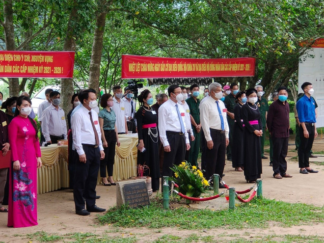 Lễ khai mạc ngày bầu cử tại điểm bầu cử số 1, đình Tân Trào. (Ảnh: Nam Sương/TTXVN) Những hình ảnh đầu tiên tại các điểm bỏ phiếu trên cả nước ảnh 13