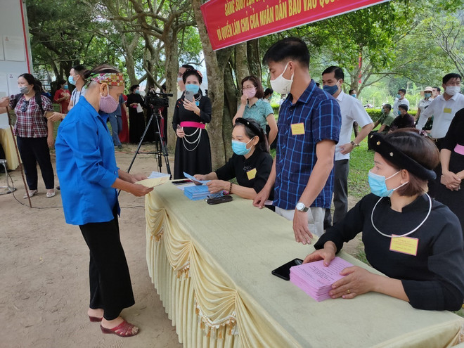 Cử tri thủ đô kháng chiến xã Tân Trào, Tuyên Quang nô nức đi bầu cử. (Ảnh: Nam Sương/TTXVN) Những hình ảnh đầu tiên tại các điểm bỏ phiếu trên cả nước ảnh 14