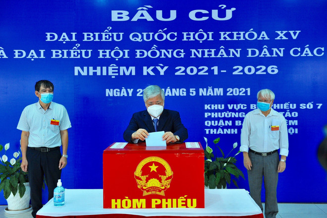 Chủ tịch Ủy ban Trung ương MTTQ Việt Nam Đỗ Văn Chiến tham gia bỏ phiếu bầu cử đại biểu Quốc hội khoá XV và đại biểu Hội đồng nhân dân các cấp nhiệm kỳ 2021-2026 tại điểm bỏ phiếu số 7 phường Xuân Tảo, quận Bắc Từ Liêm. (Ảnh: Minh Đứ/cTTXVN) Những hình ảnh đầu tiên tại các điểm bỏ phiếu trên cả nước ảnh 1