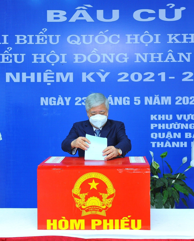 Chủ tịch Ủy ban Trung ương MTTQ Việt Nam Đỗ Văn Chiến tham gia bỏ phiếu bầu cử đại biểu Quốc hội khoá XV và đại biểu Hội đồng nhân dân các cấp nhiệm kỳ 2021-2026 tại điểm bỏ phiếu số 7 phường Xuân Tảo, quận Bắc Từ Liêm. (Ảnh: Minh Đứ/cTTXVN) Những hình ảnh đầu tiên tại các điểm bỏ phiếu trên cả nước ảnh 2
