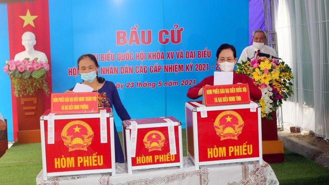 Bí thư Tỉnh ủy Hà Nam Lê Thị Thủy bỏ lá phiếu đầu tiên tại đơn vị bầu cử số 1 phường Quang Trung, thành phố Phủ Lý. (Ảnh: Đại Nghĩa/TTXVN) Những hình ảnh đầu tiên tại các điểm bỏ phiếu trên cả nước ảnh 16