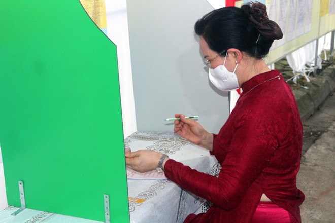 Bí thư Tỉnh ủy Hà Nam Lê Thị Thủy bỏ lá phiếu đầu tiên tại đơn vị bầu cử số 1 phường Quang Trung, thành phố Phủ Lý. (Ảnh: Đại Nghĩa/TTXVN) Những hình ảnh đầu tiên tại các điểm bỏ phiếu trên cả nước ảnh 19