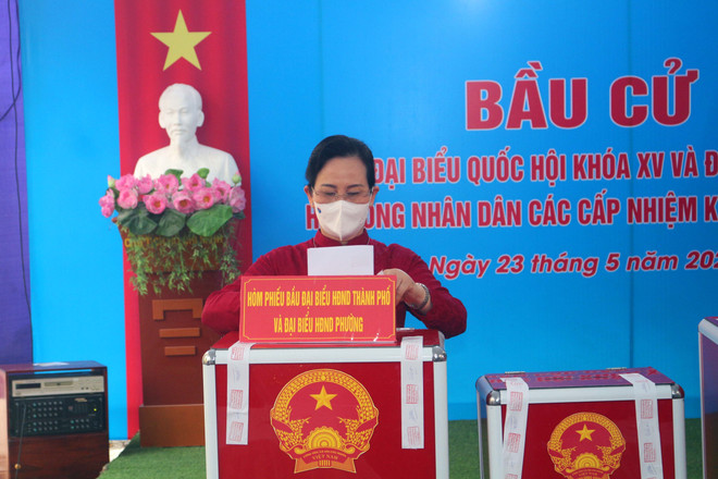 Bí thư Tỉnh ủy Hà Nam Lê Thị Thủy bỏ lá phiếu đầu tiên tại đơn vị bầu cử số 1 phường Quang Trung, thành phố Phủ Lý. (Ảnh: Đại Nghĩa/TTXVN) Những hình ảnh đầu tiên tại các điểm bỏ phiếu trên cả nước ảnh 15
