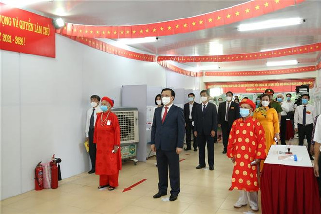 Đồng chí Đinh Tiến Dũng, Ủy viên Bộ Chính trị, Bí thư Thành ủy Hà Nội thực hiện quyền công dân đi bỏ phiếu bầu cử tại khu vực bỏ phiếu phường Định Công, quận Thanh Xuân, Hà Nội. (Ảnh: Phương Anh/TTXVN) Hàng triệu cử tri Hà Nội nô nức đi bầu cử ngay từ sáng sớm ảnh 1