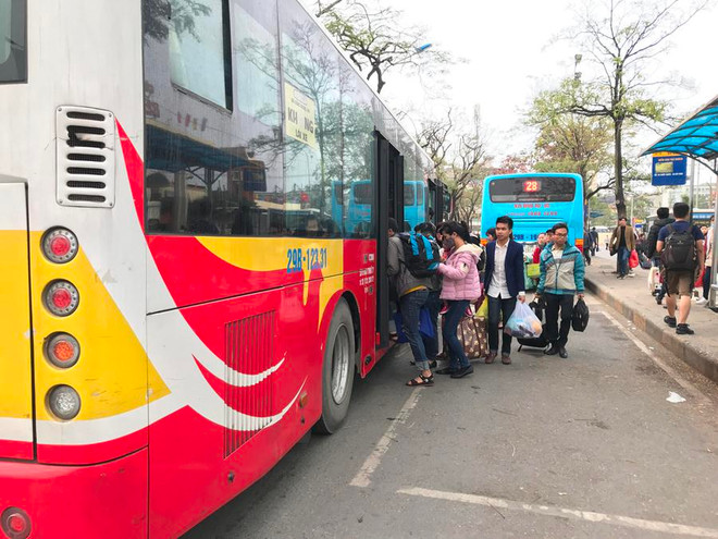 Bến xe và các cửa ô dày đặc người lên Hà Nội sau kỳ nghỉ Tết Mậu Tuất ảnh 5