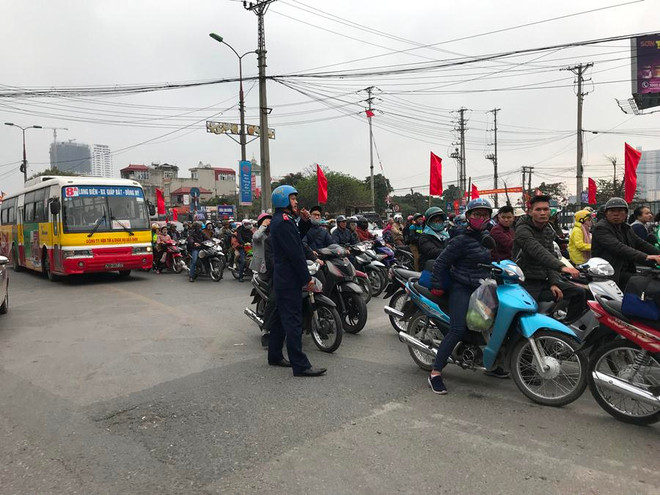 Bến xe và các cửa ô dày đặc người lên Hà Nội sau kỳ nghỉ Tết Mậu Tuất ảnh 7