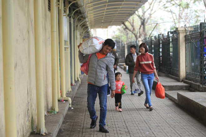 Bến xe và các cửa ô dày đặc người lên Hà Nội sau kỳ nghỉ Tết Mậu Tuất ảnh 4