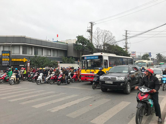 Bến xe và các cửa ô dày đặc người lên Hà Nội sau kỳ nghỉ Tết Mậu Tuất ảnh 6