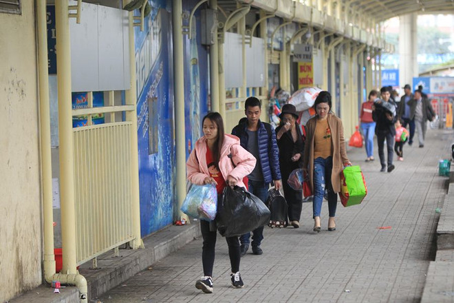 Bến xe và các cửa ô dày đặc người lên Hà Nội sau kỳ nghỉ Tết Mậu Tuất ảnh 3