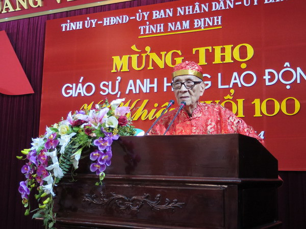 Hà Nội trao huy hiệu 70 năm tuổi Đảng tặng giáo sư Vũ Khiêu ảnh 1