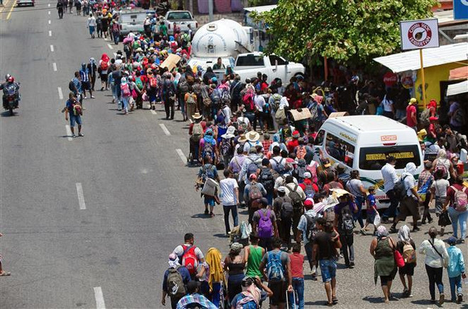 Người di cư trong hành trình tới Mỹ tại Huehuetan, bang Chiapas, Mexico, ngày 15/4/2019. (Ảnh: AFP/ TTXVN) Tổng thống Donald Trump xác nhận về kế hoạch 'nước thứ ba an toàn' ảnh 1