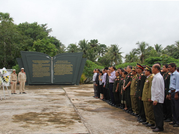 Người Việt Nam tại Lào kỷ niệm 68 năm Ngày Thương binh liệt sỹ ảnh 1