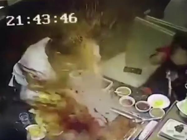[Video] Nồi lẩu phát nổ khiến nhân viên phục vụ bỏng nặng ảnh 1