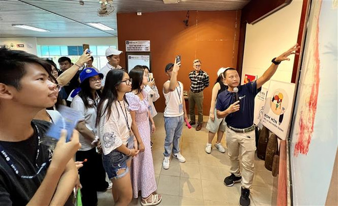 Đoàn thanh niên, sinh viên Kều bào thăm quan Trung tâm Trưng bày Hoạt động Khắc phục Hậu quả Bom mìn tại Quảng Trị. (Ảnh: Nguyên Linh/TTXVN) Đoàn Kiều bào Trẻ về nguồn, tri ân tại những “Địa chỉ Đỏ” Quảng Trị ảnh 1