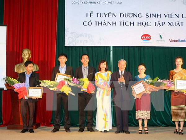 Đại học Huế tặng học bổng đào tạo thạc sỹ cho sinh viên Lào ảnh 1