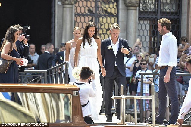 Thủ quân tuyển Đức Schweinsteiger sánh duyên cùng Ivanovic ảnh 2