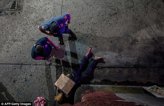 Sốc với hình ảnh về hàng loạt xác chết trên phố ở Philippines ảnh 2