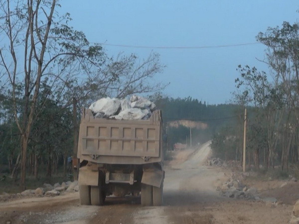 Quảng Bình: Xe chở ximăng "băm nát" đường, hủy hoại môi trường ảnh 1