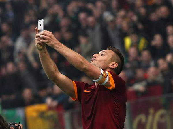 "Tự sướng" bằng iPhone, Totti bị điều tra quảng cáo trá hình ảnh 1