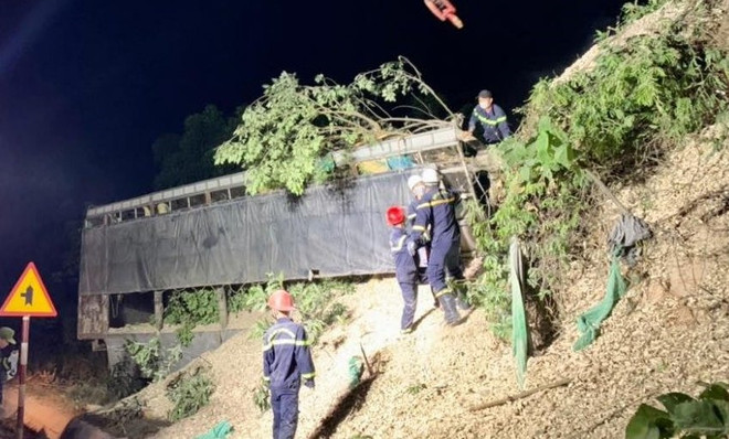 Quảng Trị: Xe tải mất phanh lao vào vách núi, lái xe tử vong ảnh 1