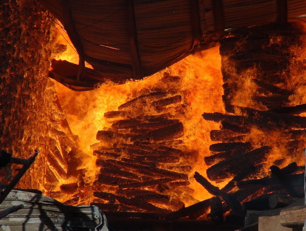 Kho hàng chứa hàng trăm khối gỗ bị "bà hỏa" thiêu rụi thành tro ảnh 1