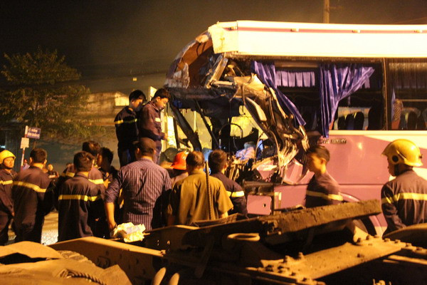 Xe khách tông vào xe container, lái xe tử vong ngay tại chỗ ảnh 1