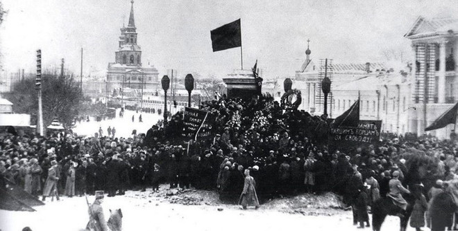 Không khí Cách mạng Tháng Mười ở Yekaterinburg (thành phố chính ở miền trung Nga, phía đông dãy núi Uran). (Ảnh: Tư liệu/TTXVN phát) 105 năm Cách mạng Tháng Mười Nga: Sống mãi ý nghĩa thời đại ảnh 1