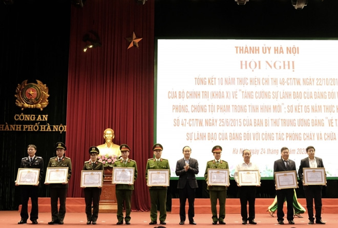 Phó Bí thư Thành ủy, Phó Chủ tịch Thường trực HĐND TP Hà Nội Nguyễn Ngọc Tuấn trao bằng khen cho các tập thể, cá nhân có thành tích xuất sắc. (Nguồn: dangcongsan.vn) Hà Nội nâng cao hiệu quả công tác phòng chống tội phạm và PCCC ảnh 2