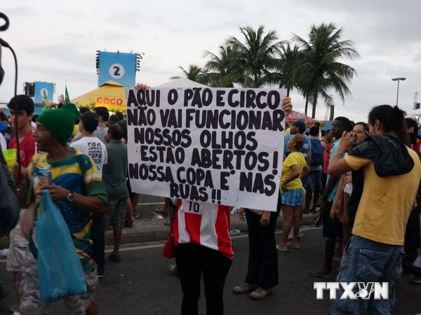 Cảnh sát Brazil xịt hơi cay vào người biểu tình gần sân vận động ảnh 1