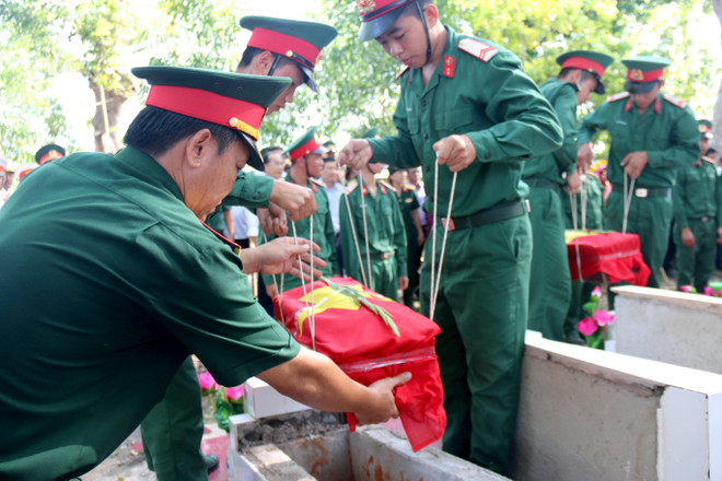 An táng liệt sỹ. (Ảnh: Nguyễn Thanh/TTXVN) Truy điệu và an táng 7 hài cốt liệt sỹ hy sinh trong kháng chiến ảnh 1