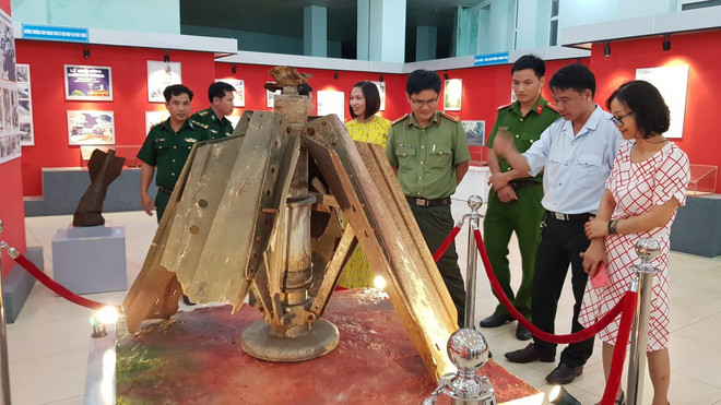 Khu trưng bày hiện vật về “Đường Trường Sơn - Con đường huyền thoại” thu hút nhiều người đến tham quan. (Ảnh: Dương Chí Tưởng/TTXVN) Trưng bày nhiều tài liệu, hiện vật về đường Trường Sơn huyền thoại ảnh 1