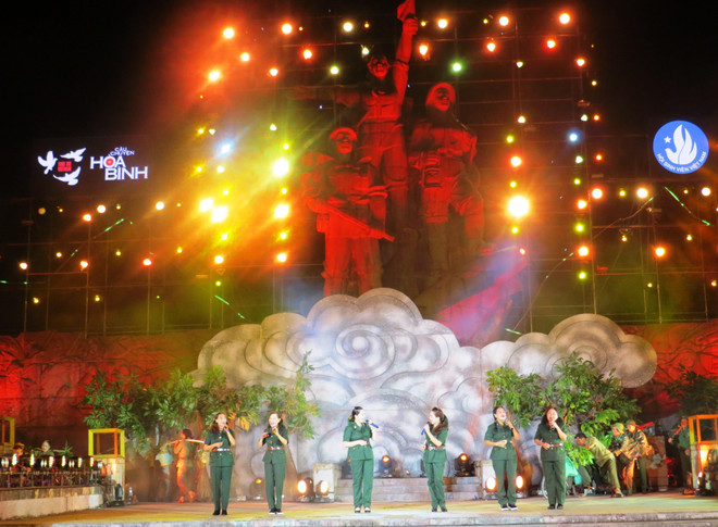 Sâu lắng đêm nghệ thuật “Đường Trường Sơn-Đường Hòa bình” ảnh 1
