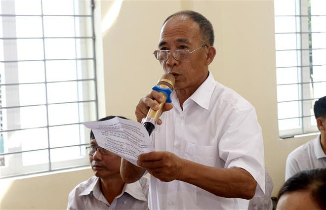 Cử tri đặt câu hỏi tại buổi tiếp xúc. (Ảnh: Quốc Khánh/TTXVN) Lào Cai cần phát huy thế mạnh để phát triển kinh tế ảnh 1