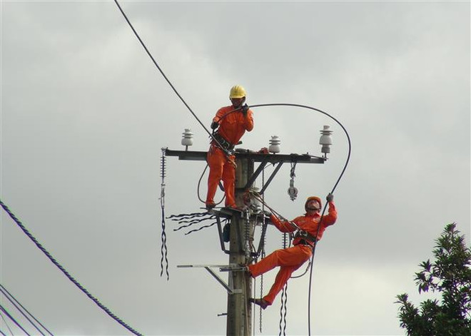 Công nhân Công ty Điện lực Quảng Bình sửa chữa điện lưới. (Ảnh: Đức Thọ/TTXVN) Đình chỉ thêm 2 lãnh đạo điện lực ở Quảng Bình vì ghi nhầm chỉ số điện ảnh 1