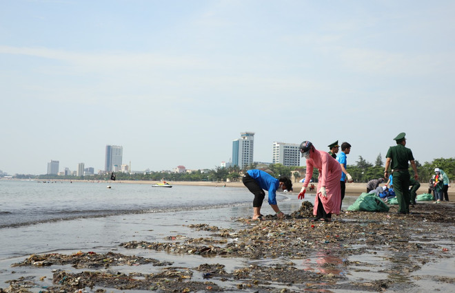 Làm vệ sinh môi trường biển, thu gom xử lý rác thải nhựa. (Ảnh: PV/Vietnam+) Bộ TN-MT kêu gọi làm sạch môi trường, chống ô nhiễm rác thải nhựa ảnh 2