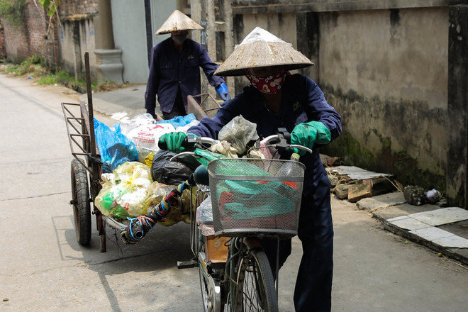 Tăng cường kiểm soát việc thu gom, vận chuyển, xử lý rác thải,. (Ảnh: Hùng Võ/Vietnam+) Bộ TN-MT kêu gọi làm sạch môi trường, chống ô nhiễm rác thải nhựa ảnh 3