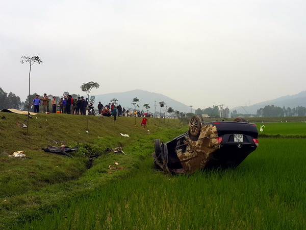 Nghệ An: Ôtô mất lái đâm vào xe máy, 3 người thương vong ảnh 1