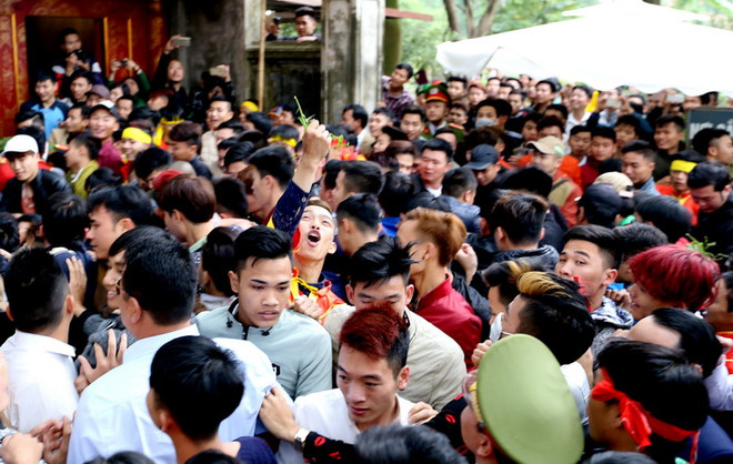 Mùa lễ hội Xuân Đinh Dậu: Đã giảm hẳn những hình ảnh phản cảm ảnh 2