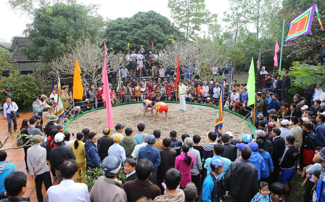 Mùa lễ hội Xuân Đinh Dậu: Đã giảm hẳn những hình ảnh phản cảm ảnh 5