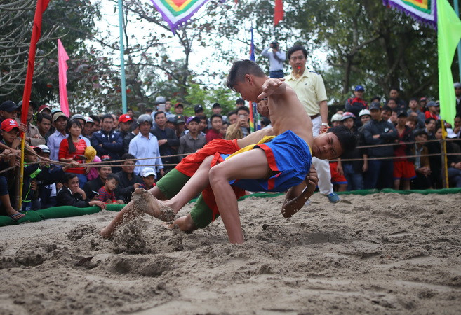 Mùa lễ hội Xuân Đinh Dậu: Đã giảm hẳn những hình ảnh phản cảm ảnh 6